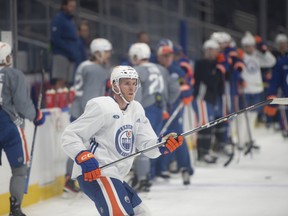 Le capitaine Connor McDavid participe à la journée d'ouverture du camp d'entraînement des Oilers d'Edmonton pour la saison 2023-24 de la LNH à Rogers Place le 21 septembre 2023.