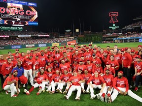 Les Phillies de Philadelphie posent après avoir battu les Marlins de Miami 7-1 lors du deuxième match de la série Wild Card au Citizens Bank Park le 4 octobre 2023 à Philadelphie, en Pennsylvanie.