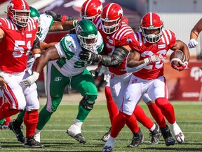 Le porteur de ballon des Stampeders de Calgary Dedrick Mills porte le ballon contre les Roughriders de la Saskatchewan au stade McMahon de Calgary le 24 juin 2023. Les Riders ont remporté ce match 29-26 en prolongation, mais les Stamps ont remporté le match revanche dans une décision de 33-31 le 15 juillet. à Régina.