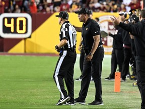 L'entraîneur-chef Ron Rivera des Washington Commanders réagit à un appel au cours du quatrième quart contre les Bears de Chicago à FedExField le 5 octobre 2023 à Landover, Maryland.