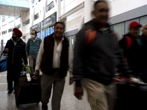 Les passagers arrivent à l'aéroport Pearson de Toronto le mardi 14 mars 2023.