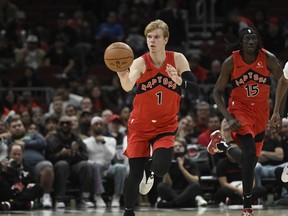 Le gardien des Raptors de Toronto, Gradey Dick, dribble le ballon pendant la seconde moitié d'un match de basket-ball de pré-saison de la NBA contre les Chicago Bulls, le mardi 17 octobre 2023, à Chicago.  Lors de sa toute première pré-saison NBA, Dick s'est promis de passer de longues heures dans les installations d'entraînement des Raptors de Toronto et de faire tout ce que ses entraîneurs lui demandaient.