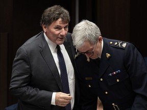 Le ministre de la Sécurité publique, Dominic LeBlanc, s'entretient avec le sous-commissaire de la GRC, Mark Flynn, alors qu'ils se préparent à comparaître devant le comité sénatorial de la sécurité nationale, de la défense et des anciens combattants, à Ottawa, le lundi 23 octobre 2023.