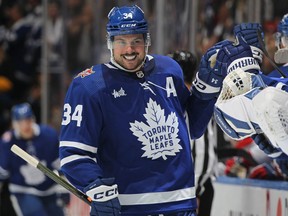 Auston Matthews des Maple Leafs de Toronto célèbre son troisième but du match contre les Canadiens de Montréal.