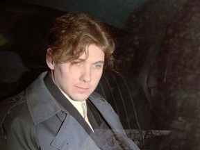 Le Service correctionnel du Canada a empêché le violeur et meurtrier en série Paul Bernardo de demander à son avocat de faire une déclaration aux médias alors que la controverse tournait autour de son transfert dans une prison à sécurité moyenne, selon des documents récemment publiés.  Bernardo est assis à l'arrière d'une voiture de police alors qu'il quitte une audience à St. Catharines, en Ontario, sur cette photo d'archive.