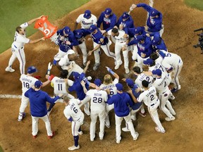 Adolis Garcia des Texas Rangers célèbre