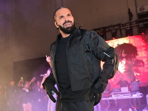 Drake se produit à la Forbes Arena d'Atlanta.