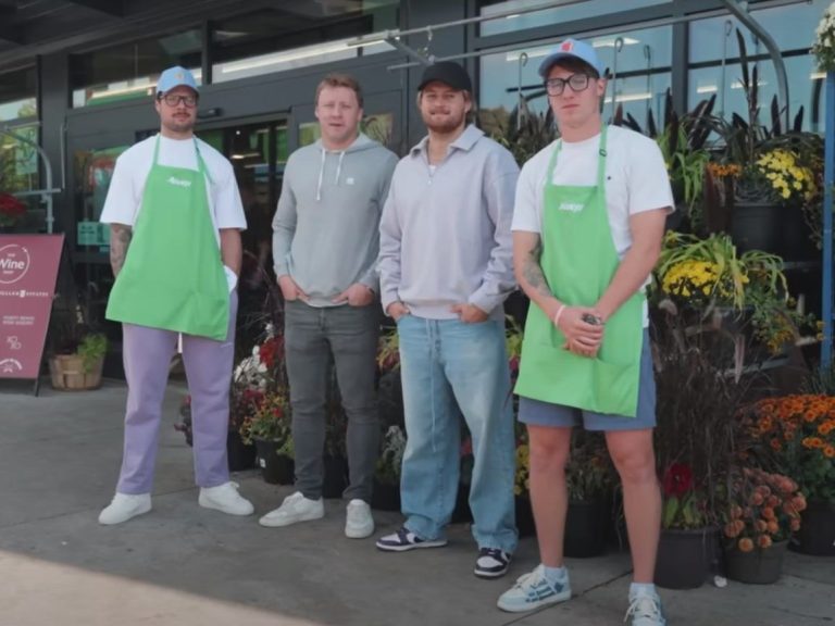 Les stars des Maple Leafs Auston Matthews et Mitch Marner se font passer pour des stagiaires de Sobeys pour faire des farces aux clients