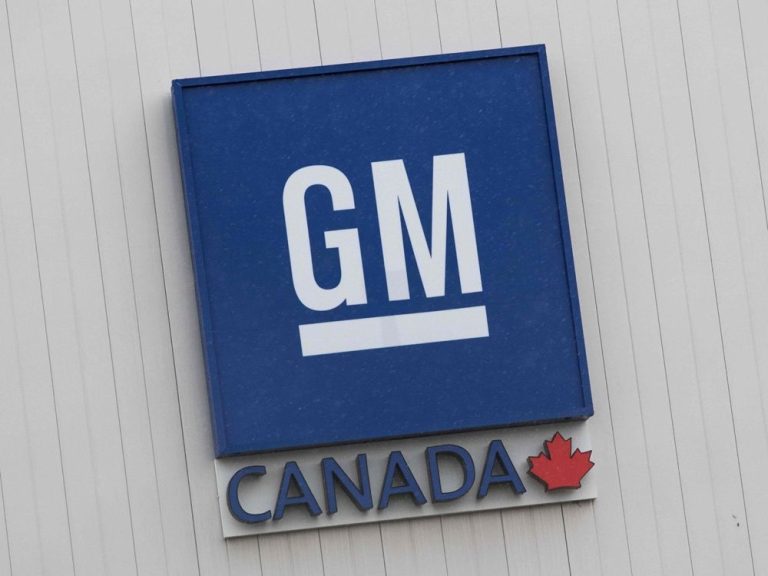 Les travailleurs de GM dans trois usines de l’Ontario se mettent en grève