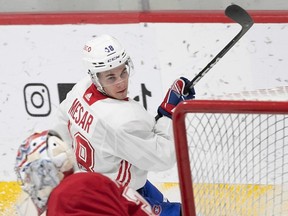 L'espoir des Canadiens Filip Mesar dépasse le gardien Cayden Primeau lors du camp d'entraînement du Tricolore à Brossard.