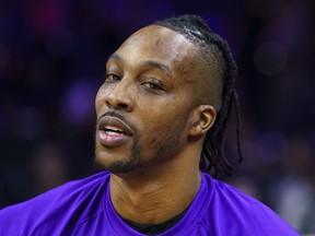 Dwight Howard des Los Angeles Lakers regarde avant un match de la NBA, le 27 janvier 2022, à Philadelphie.