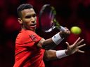 Félix Auger-Aliassime de l'équipe Monde revient à Gaël Monfils de l'équipe Europe lors du deuxième set d'un match de tennis en simple de la Laver Cup à Vancouver le 22 septembre 2023.