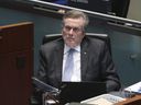 Le maire de Toronto, John Tory, écoute le conseil municipal qui commence à débattre de son budget à l'hôtel de ville, le 15 février 2023.