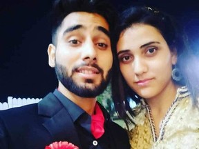 Abhay Gadru, 25 ans, en photo avec son cousin Shradha Trisal.  Gadru, originaire de Mumbai, en Inde, qui suivait une formation de pilote en Colombie-Britannique, est décédé lorsqu'un petit avion s'est écrasé près de l'aéroport municipal de Chilliwack le vendredi 6 octobre 2023. Deux autres personnes sont également mortes dans l'accident.