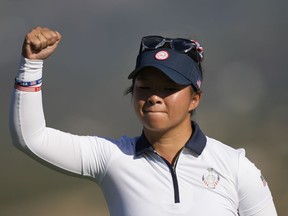 Danielle Kang, des États-Unis, célèbre après avoir mis le 8e green lors de son match à quatre avec sa partenaire Lexi Thompson, des États-Unis, lors du tournoi de golf Solheim Cup à Finca Cortesin, près de Casares, dans le sud de l'Espagne, le samedi 23 septembre 2023. L'Europe joue le États-Unis dans ce tournoi de golf féminin semestriel, qui se joue alternativement en Europe et aux États-Unis.