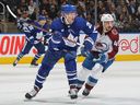 Samuel Girard de l'Avalanche du Colorado patine contre Sam Lafferty des Maple Leafs de Toronto lors d'un match de la LNH au Scotiabank Arena le 15 mars 2023 à Toronto.