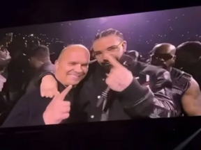 Tie Domi et Drake, anciens grands des Maple Leafs, vus ensemble à l'étape torontoise de la tournée It's All a Blur du rappeur.