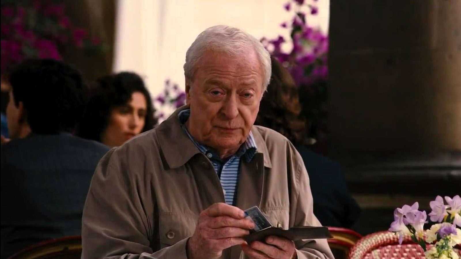 Michael Caine prend officiellement sa retraite, pour de vrai cette fois
