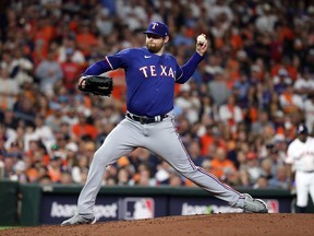 Jordan Montgomery #52 des Texas Rangers lance en sixième manche contre les Astros de Houston lors du premier match de la série de championnats de la Ligue américaine au Minute Maid Park le 15 octobre 2023 à Houston, Texas.