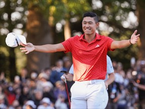 Collin Morikawa, des États-Unis, célèbre sa victoire au tournoi.