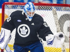 Le gardien Joseph Woll réalise un arrêt lors de la première journée du camp d'entraînement des Maple Leafs de Toronto.