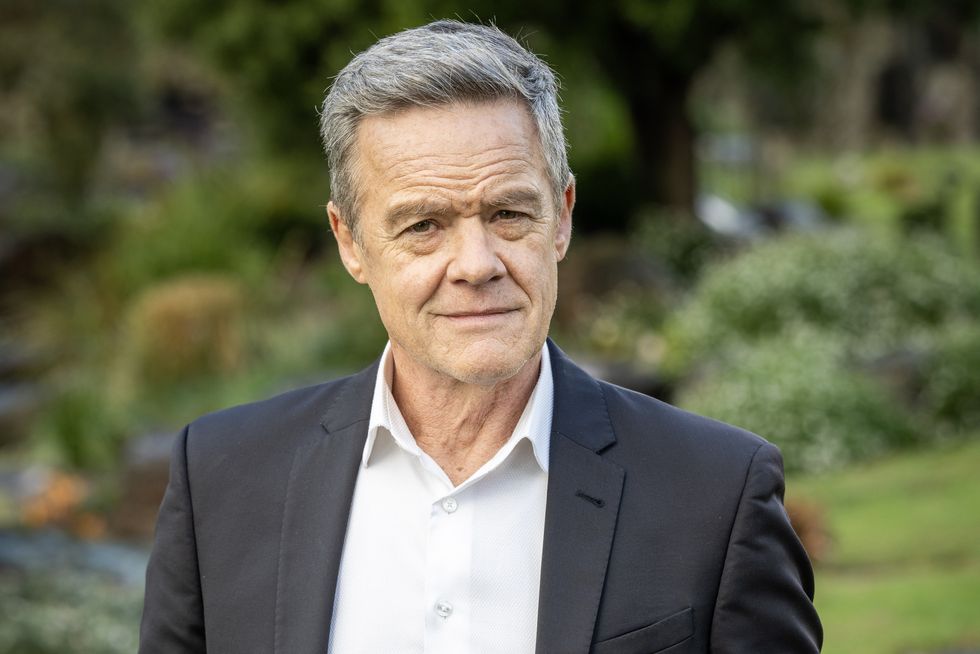 Stefan Dennis dans le rôle de Paul Robinson dans Voisins