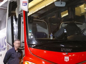 Une photographie prise au Stade Vélodrome de Marseille, dans le sud de la France, le 29 octobre 2023, montre le bus de l'équipe de Lyon, avec une fenêtre (L) complètement cassée et une autre endommagée, après que le bus ait été lapidé alors qu'il entrait dans le Stade Vélodrome avant la L1 française. Match de football entre l'Olympique de Marseille (OM) et l'Olympique Lyonnais (OL).