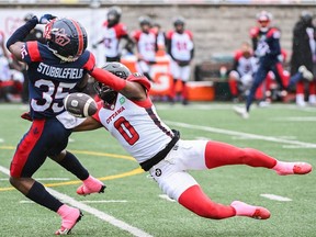 Reggie Stubblefield (35) des Alouettes de Montréal et Bralon Addison (0) des Redblacks d'Ottawa s'attaquent lors de la première mi-temps de football de la LCF à Montréal, le lundi 9 octobre 2023.