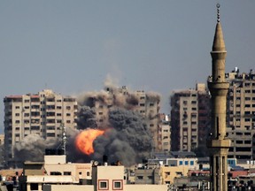 Une explosion dans une tour résidentielle de la ville de Gaza.