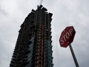 À Toronto, la plaque tournante du condo au Canada, les ventes ont diminué de près de 13 pour cent par rapport à l'année dernière et le prix moyen a chuté de 6 pour cent pour s'établir à un peu moins de 750 000 $.