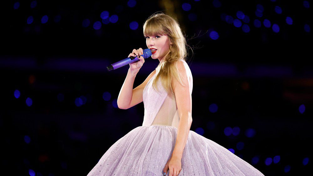 INGLEWOOD, CALIFORNIA - AUGUST 03: EDITORIAL USE ONLY. Taylor Swift performs onstage during "Taylor Swift 