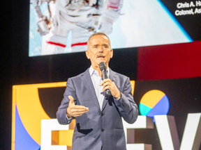 Chris Hadfield sur scène au festival Elevate