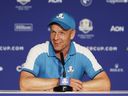 Luke Donald, capitaine de l'équipe Europe, s'exprime lors d'une conférence de presse après les matchs en quatre balles du vendredi après-midi de la Ryder Cup 2023.