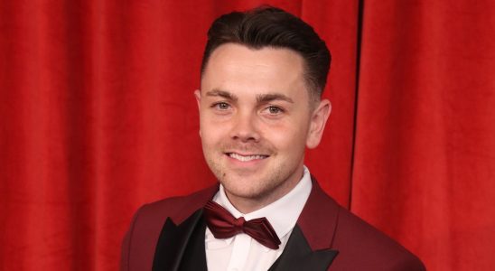 Ray Quinn de X Factor "fondit en larmes" alors qu'il épousait son partenaire lors d'un mariage de conte de fées