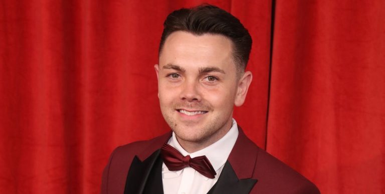 Ray Quinn de X Factor "fondit en larmes" alors qu'il épousait son partenaire lors d'un mariage de conte de fées
