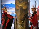 Amy Parent, à droite, est représentée avec le mât commémoratif Ni'isjoohl aux côtés du chef Nisga'a Earl Stephens lors d'une visite au Musée national d'Écosse.