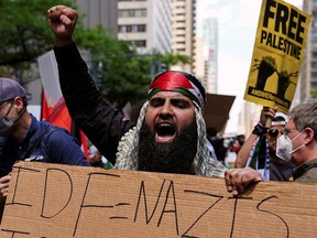 Un partisan pro-palestinien tient une pancarte comparant l’armée israélienne, Tsahal, aux nazis, lors d’une manifestation à Manhattan le 18 mai 2021.