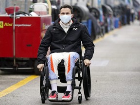 Robert Wickens se dirige vers son stand lors des essais de la course automobile Rolex de 24 heures au Daytona International Speedway en 2022