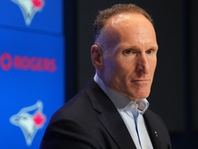 Le président des Blue Jays de Toronto, Mark Shapiro, tient une conférence de presse.