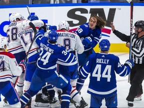 Tyler Bertuzzi et Auston Matthews des Maple Leafs de Toronto lors d'une bagarre avec les Canadiens de Montréal en troisième période lors du match d'ouverture à domicile à la Scotiabank Arena de Toronto, le mercredi 11 octobre 2023.