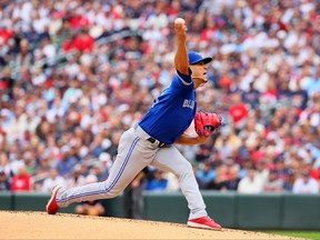 Le lanceur partant des Blue Jays livre contre les Twins du Minnesota lors de la première manche du deuxième match de la série wild-card à Target Field le 4 octobre 2023 à Minneapolis.