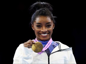 La médaillée d'or Simone Biles de l'équipe des États-Unis pose pour une photo.