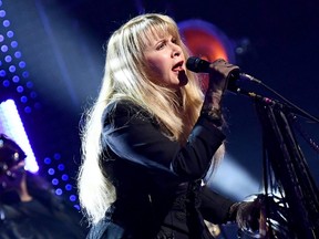 Stevie Nicks se produit lors de la cérémonie d'intronisation au Rock and Roll Hall of Fame 2019 au Barclays Center le 29 mars 2019 à New York.