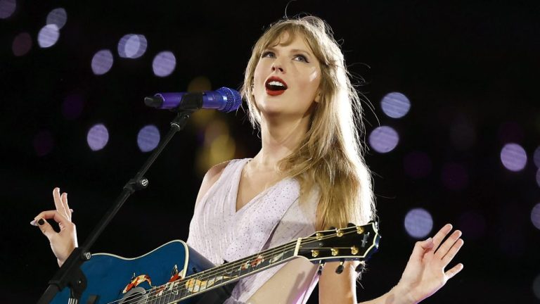 INGLEWOOD, CALIFORNIA - AUGUST 03: EDITORIAL USE ONLY. Taylor Swift performs onstage during "Taylor Swift 