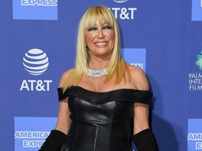 L'actrice Suzanne Somers arrive pour le 30e gala annuel de remise des prix du Festival international du film de Palm Springs au Convention Center de Palm Springs le 3 janvier 2019. (Photo de / AFP)