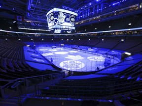 Une Scotiabank Arena vide lors de la soirée d’ouverture en 2021 pendant les restrictions liées à la COVID.  Les restrictions ont été levées, mais l'arène reste incroyablement calme, écrit Jack Todd.