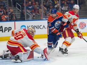 Connor Brown des Oilers d'Edmonton cherche une rondelle libre devant le gardien Dan Vladar des Flames de Calgary à Rogers Place à Edmonton le 4 octobre 2023. La première période s'est terminée à 2-2.  Le score final était de 7-2 pour les Oilers.