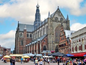 La place principale animée de Haarlem, avec sa grande église (Grote Kerk) qui domine, est à la fois le salon et le marché de la communauté... comme elle l'a été pendant des siècles.