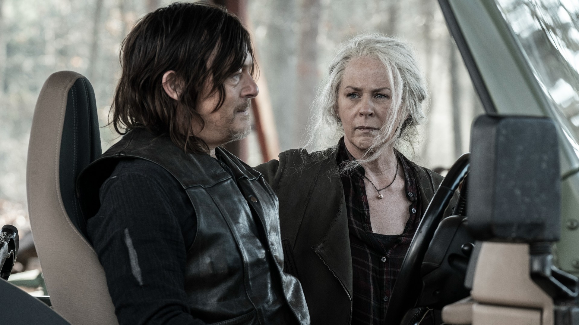 Norman Reedus dans le rôle de Daryl et Melissa McBride dans le rôle de Carol dans la saison 11 de The Walking Dead