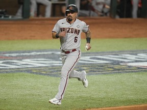 Jace Peterson des Diamondbacks de l'Arizona marque sur un simple de deux points d'Emmanuel Rivera lors de la neuvième manche du match 2.